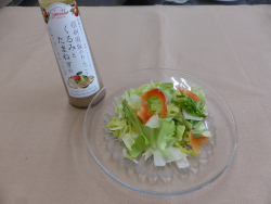 ケールのグリーンサラダの写真