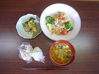 ブロッコリー、トマト、など彩りが綺麗なバランスのよい料理の写真