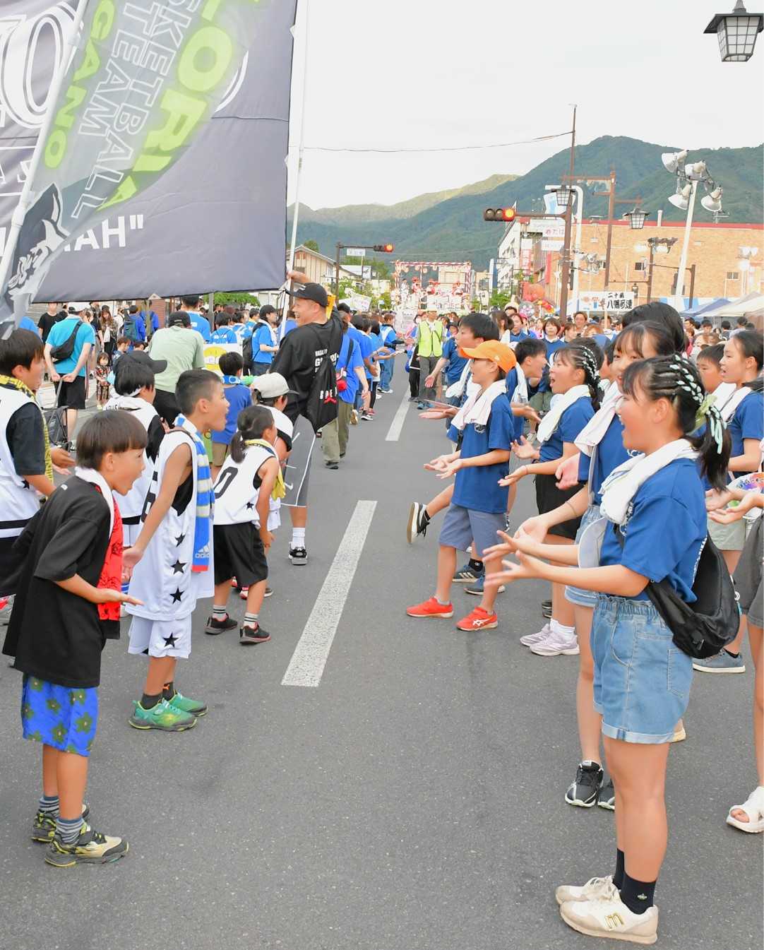 カッタカタまつりで踊る小学生、向かい合って拍手をしている
