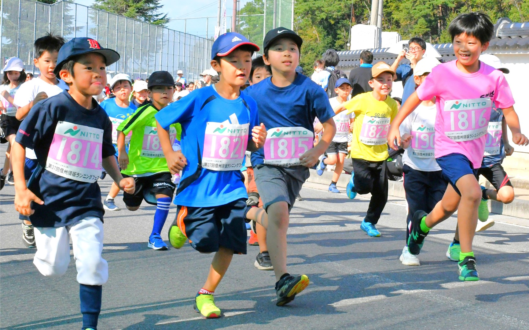 信州須坂ランニングフェスで県民須坂運動広場の前を走る子どもたち