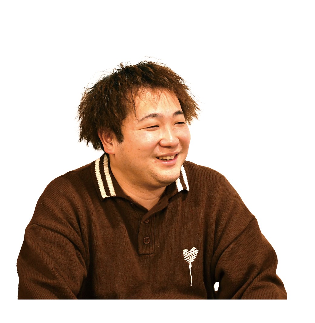 笑顔で話す30代位の男性。