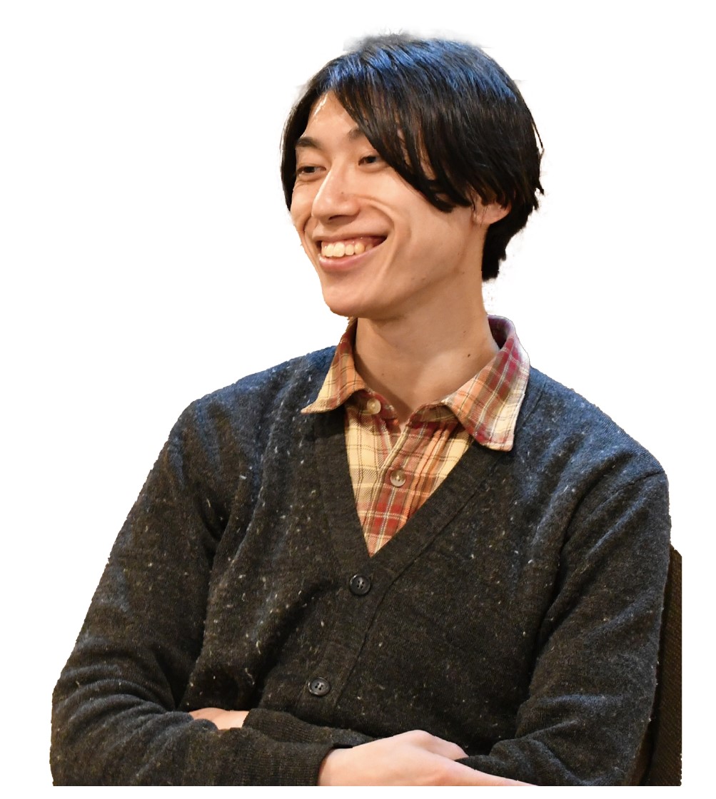 笑顔で話す20代後半位の男性。