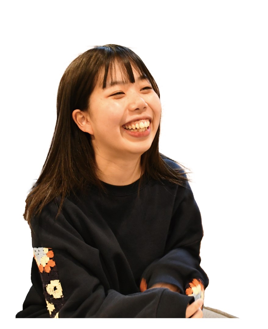 笑顔で話す20代前半位の女性。