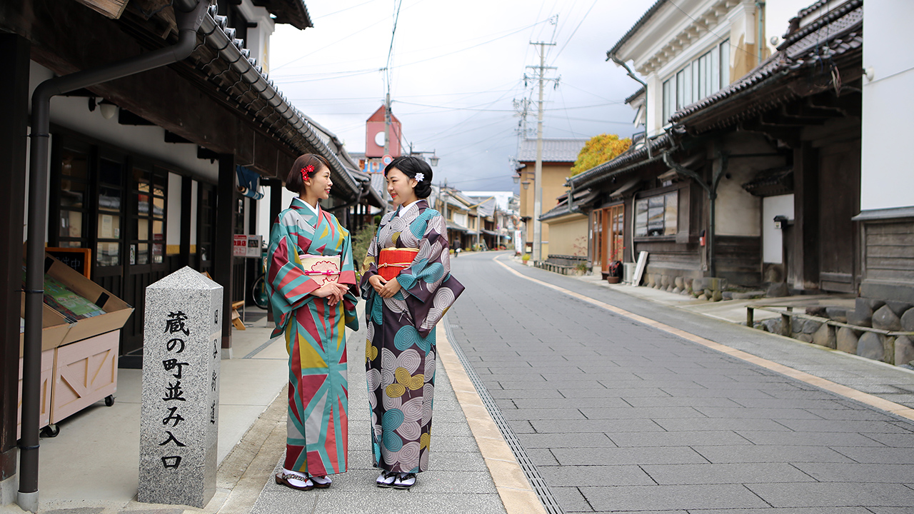 歴史的な街並みと2人の着物を着た女性