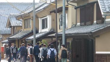 蔵の街並みを調査のためにみてまわる様子