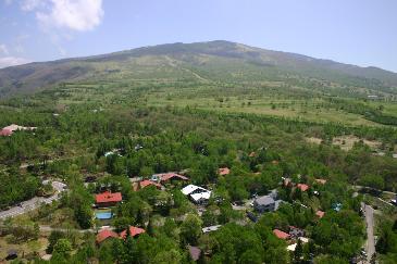 須坂市の南東部に位置する、標高1500メートルの峰の原高原の写真。やまの中腹にペンションが林立している。