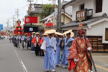 すざかぎおんさい、笠鉾巡行の写真。各町の笠鉾が並び街中を巡行する。