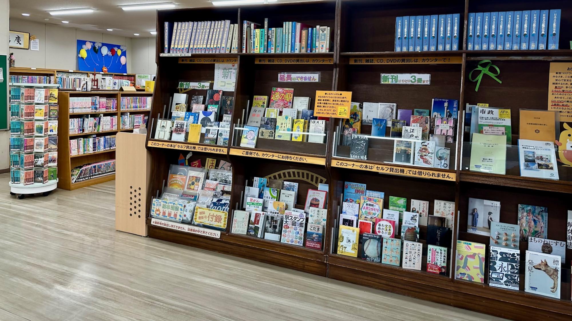 図書館の書棚の画像3