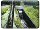 用水路のような小さい水路でも設置できる小水力発電の落差工水車の写真
