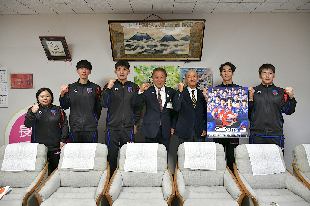 長野ガロンズ選手と中澤副市長が並んでガッツポーズしている写真