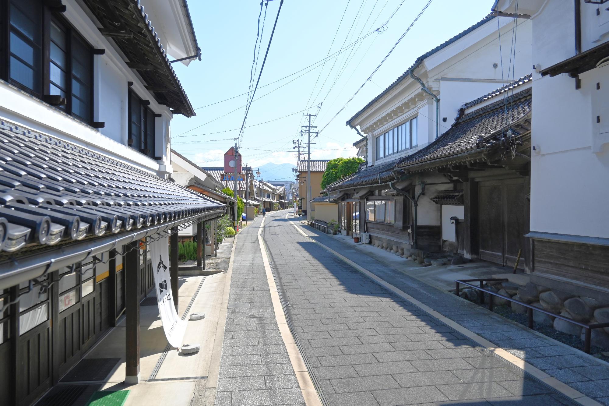 土蔵造の建物が建ち並ぶ街道の写真