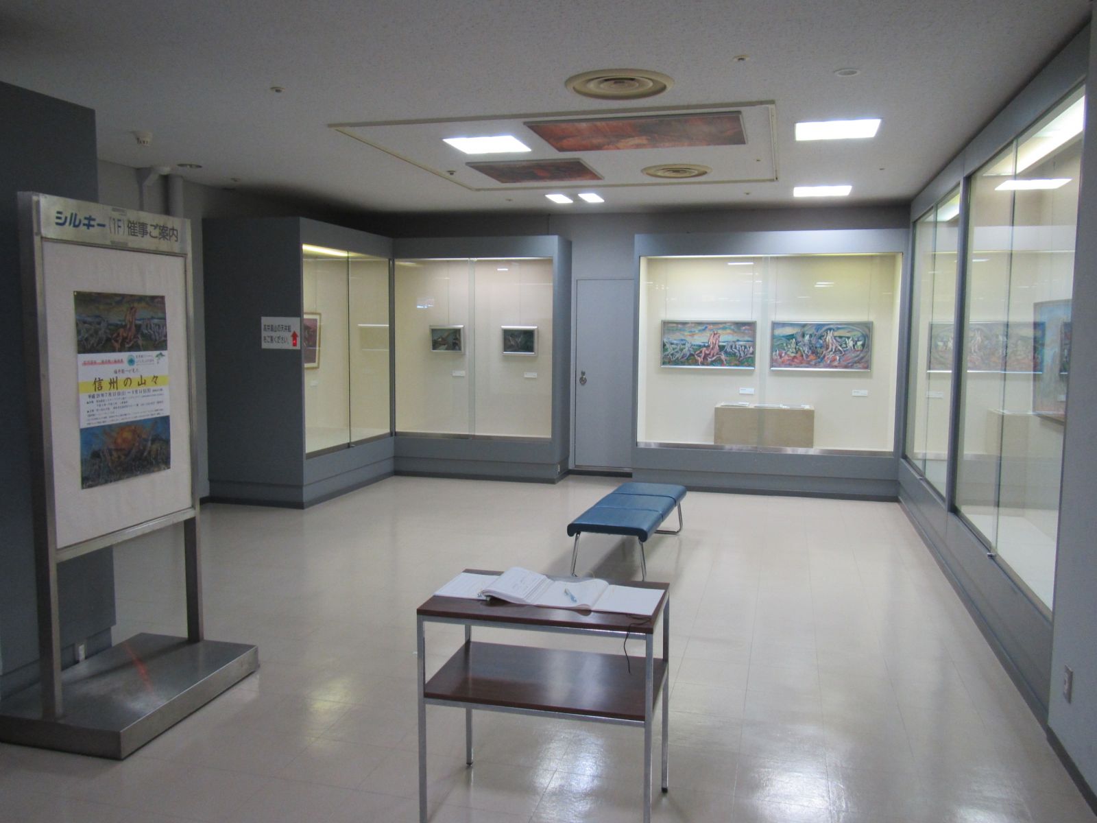作品が展示されている様子の写真