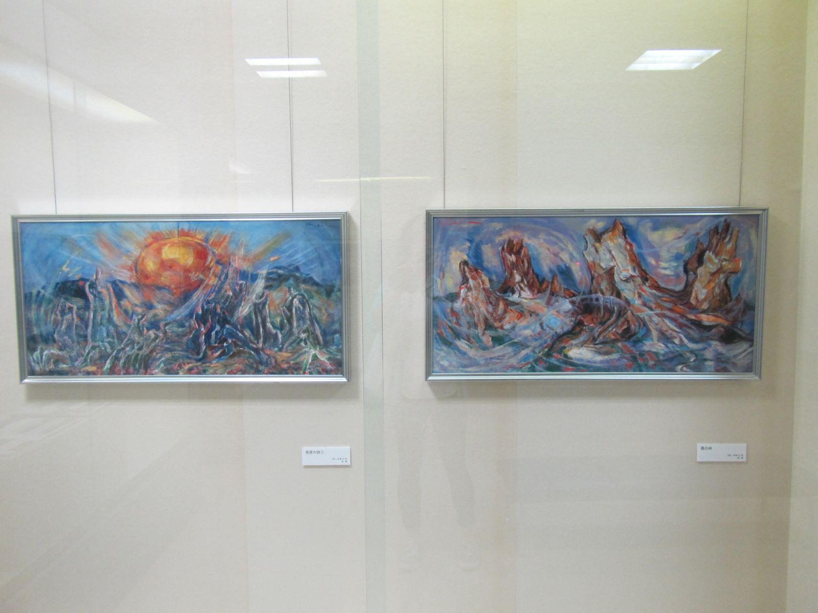 ガラスケースの中に展示されている作品の写真