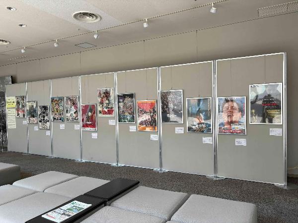 メセナホールのロビーに展示されている映画のポスター