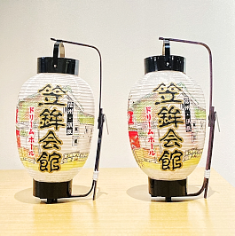 笠鉾会館と書かれた提灯が2個置かれた写真