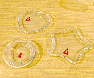 丸形、星形、ハート型の小皿の写真