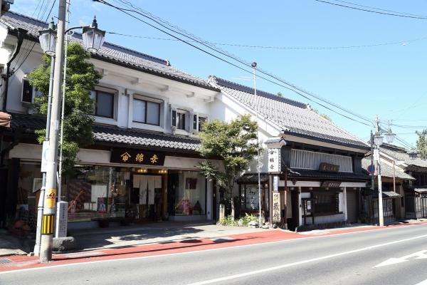 道路沿いに建つ、店舗のような建物の写真