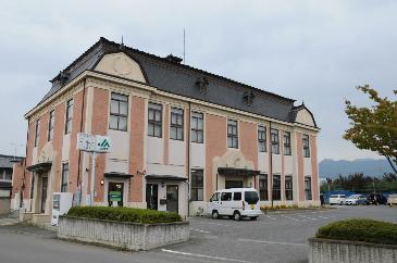 モダンな雰囲気の洋風の建物の写真。2階建て、壁はベージュとペールオレンジで洋風。