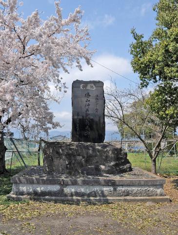 ぶどう栽培発祥の地、勝山なかべえと書かれた大きな石碑の写真。