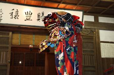 獅子狂言「梅川」を舞う写真