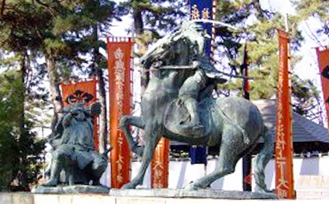 長野市の川中島古戦場（八幡原）にある、上杉謙信と武田信玄の一騎打ちの像の写真。