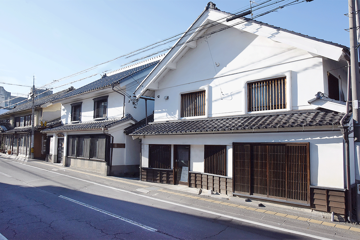 通りに面した平入りと妻入りの建物が混在する町並みの写真