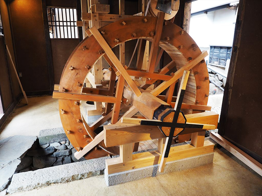 用水路にかかる水車の写真