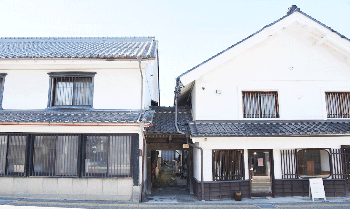 須坂の特徴的な景観のひとつ、店舗わきにつくられた主屋へ通じる門の写真