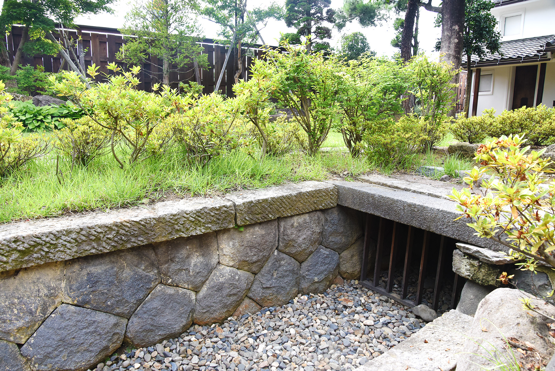 旧小田切家住宅の裏の、裏川用水あとの写真