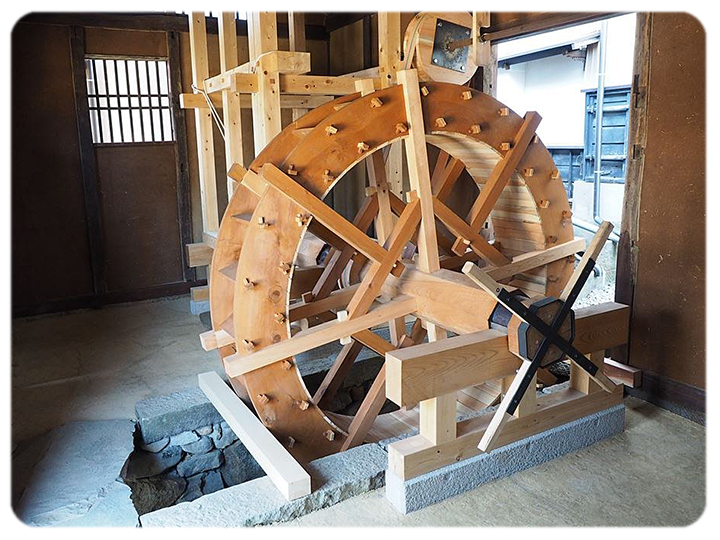 旧小田切家住宅の敷地内にある水車の写真