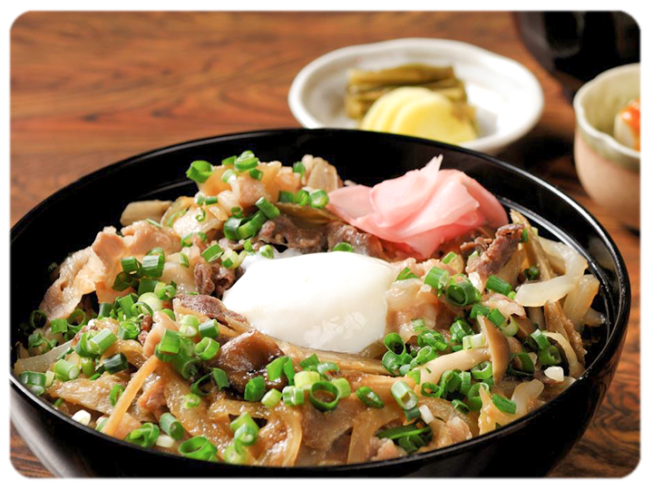 須坂名物「みそすき丼」の写真。ごはんの上に、ごぼうと豚肉をみそ仕立ての割り下で煮たものを、ごはんの上にのせた牛丼に近い食べ物。