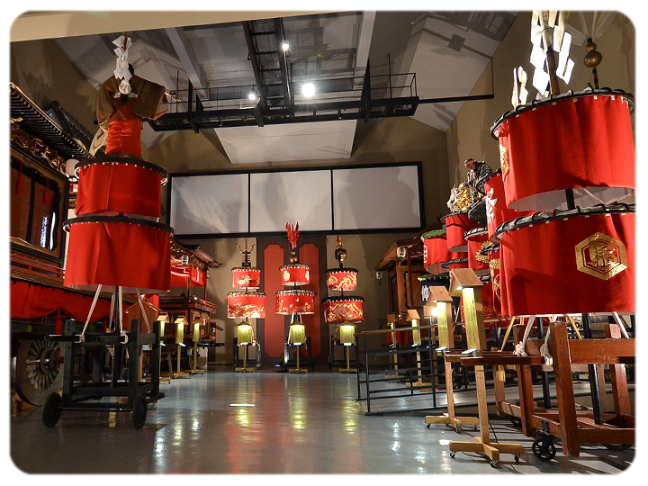 かさぼこ会館ドリームホールの写真。展示ホールに11基のかさぼこがずらりとならぶ。