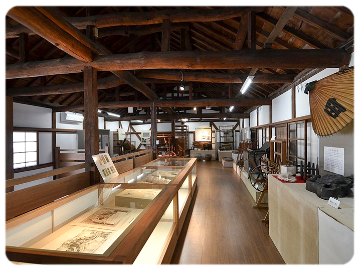 まゆぐらの写真。2階展示室には資料が展示されている