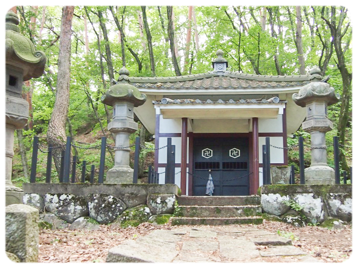 ほりなおとらの霊廟の写真