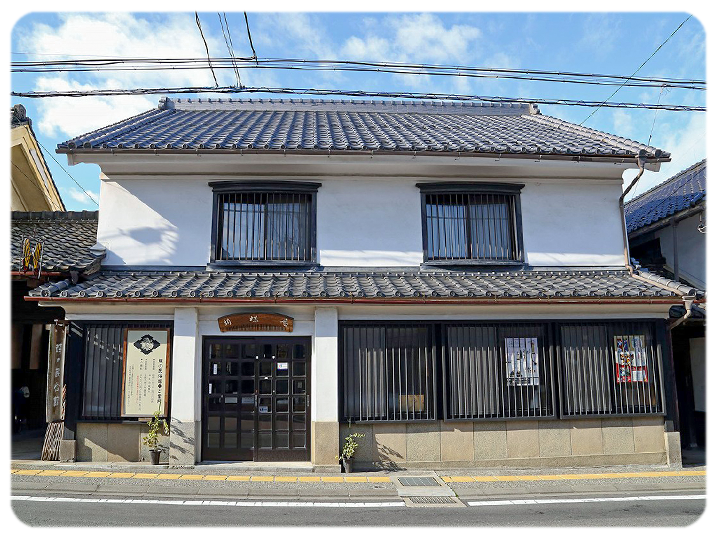 蝶の民俗館の外観写真。