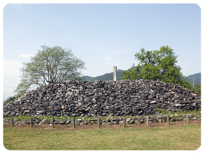 東日本最大級の積み石塚古墳「はっちょうよろいづか古墳」の写真