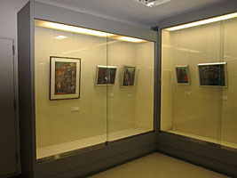 ガラスケースの中に展示されている作品の写真