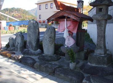 庚申塔・馬頭観音・地蔵尊の写真
