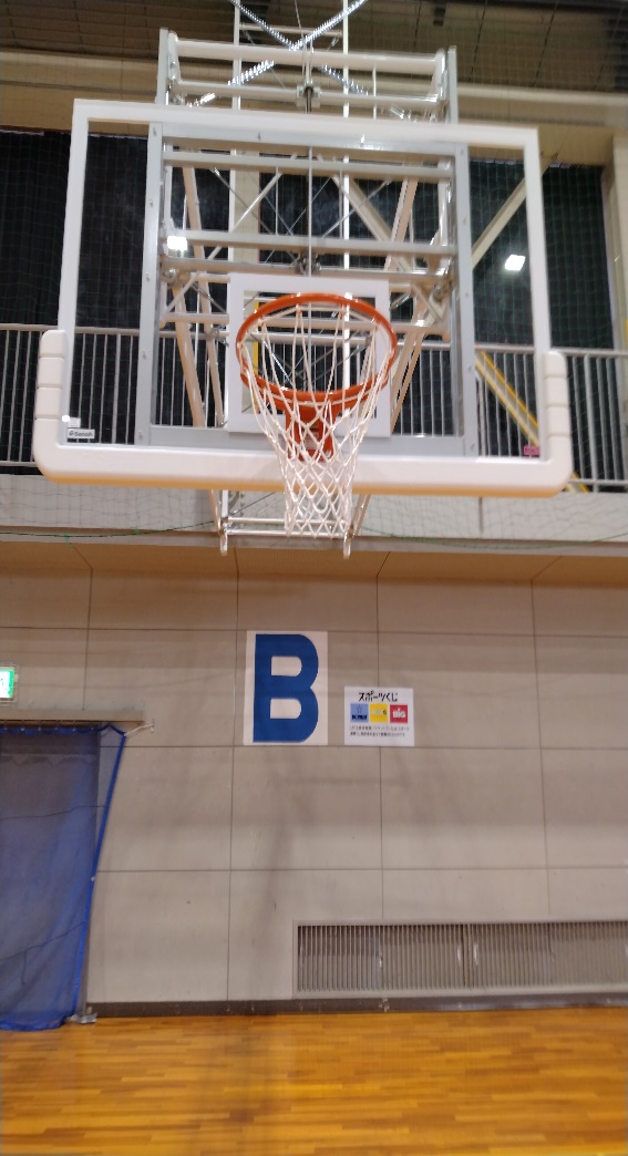 新しくなった、北部体育館のバスケットゴールの写真。電動式。