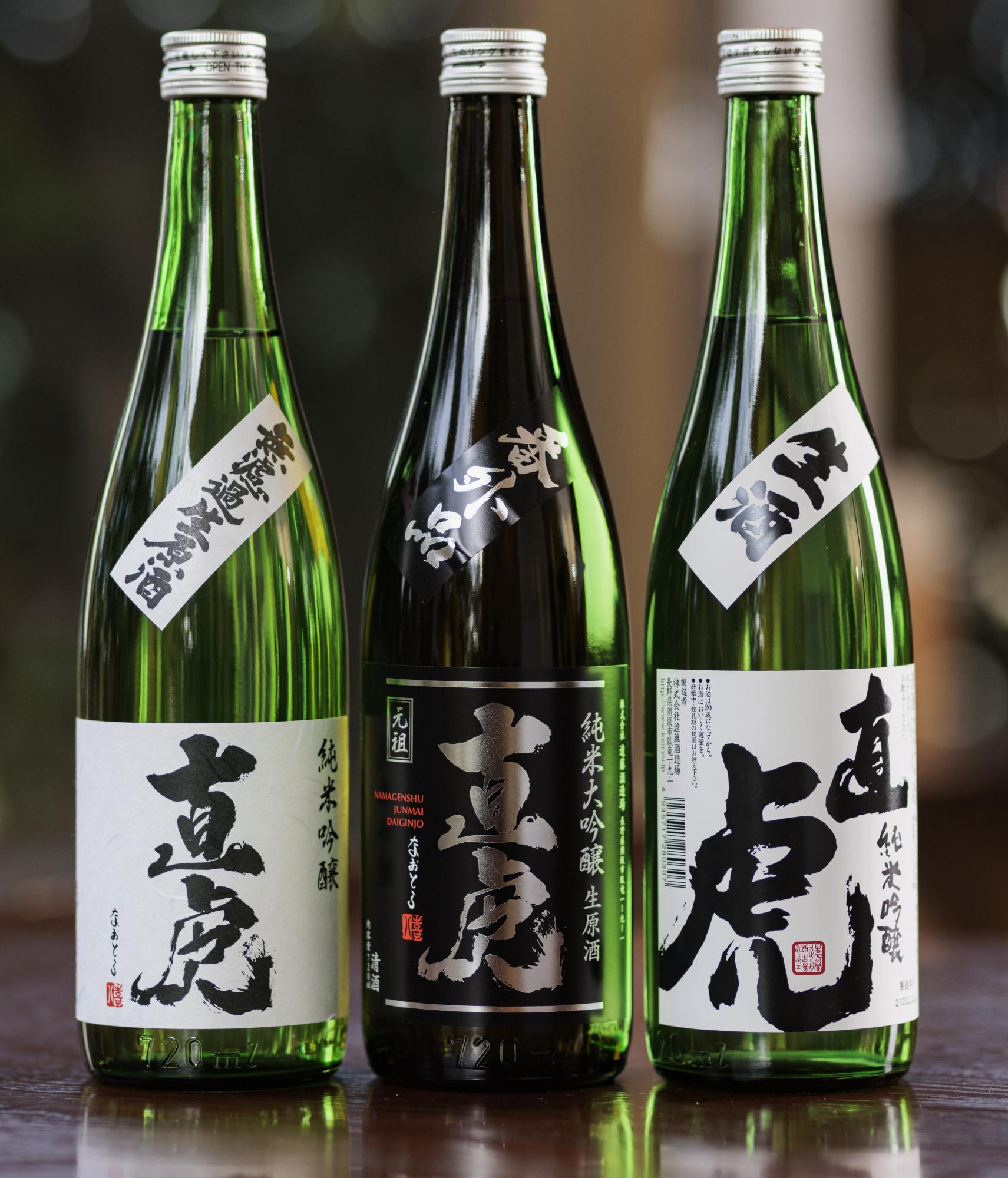遠藤酒造場の製品の日本酒が一升瓶で3本並んでいる