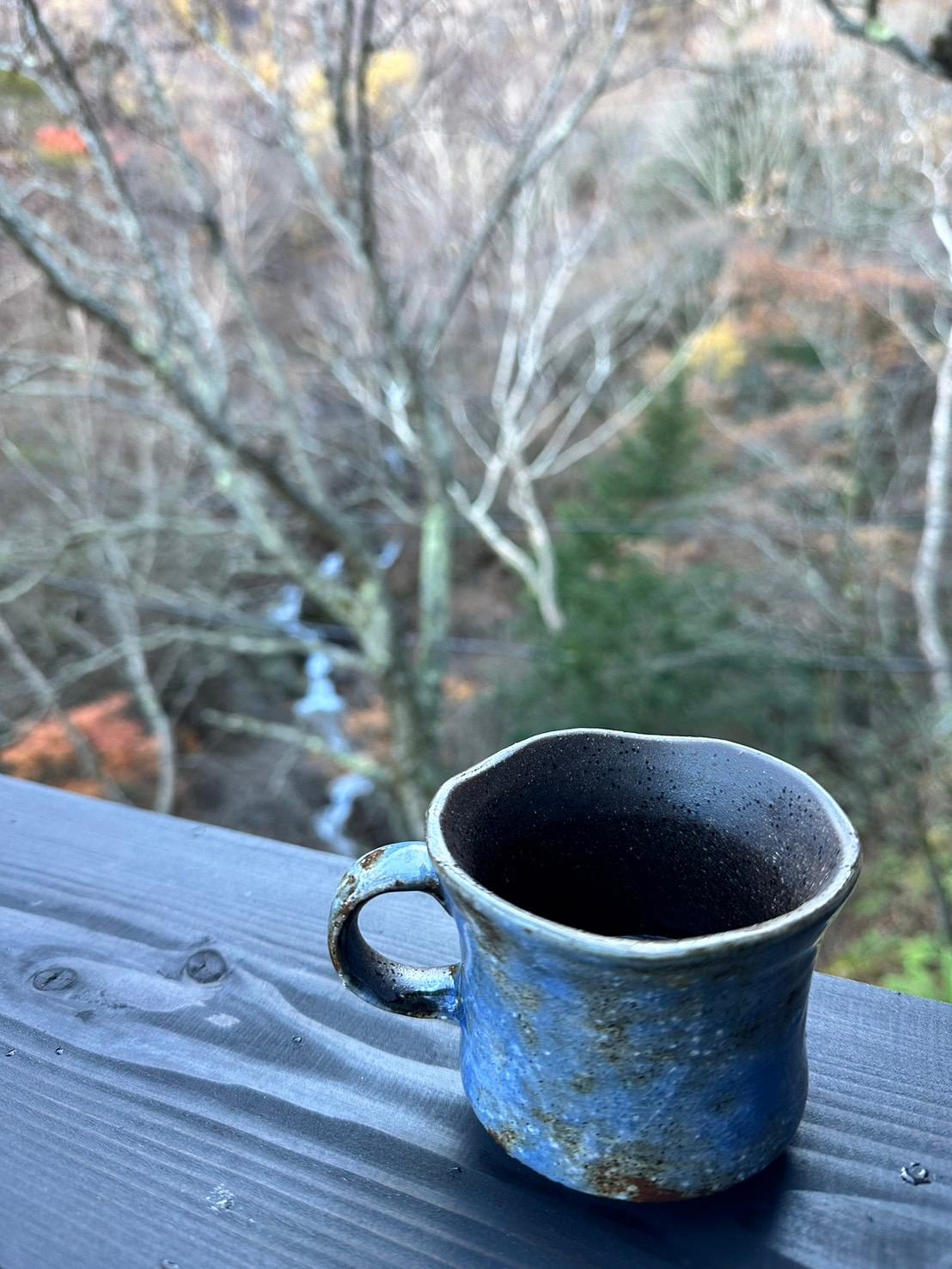 テーブルにコービーカップが置かれている