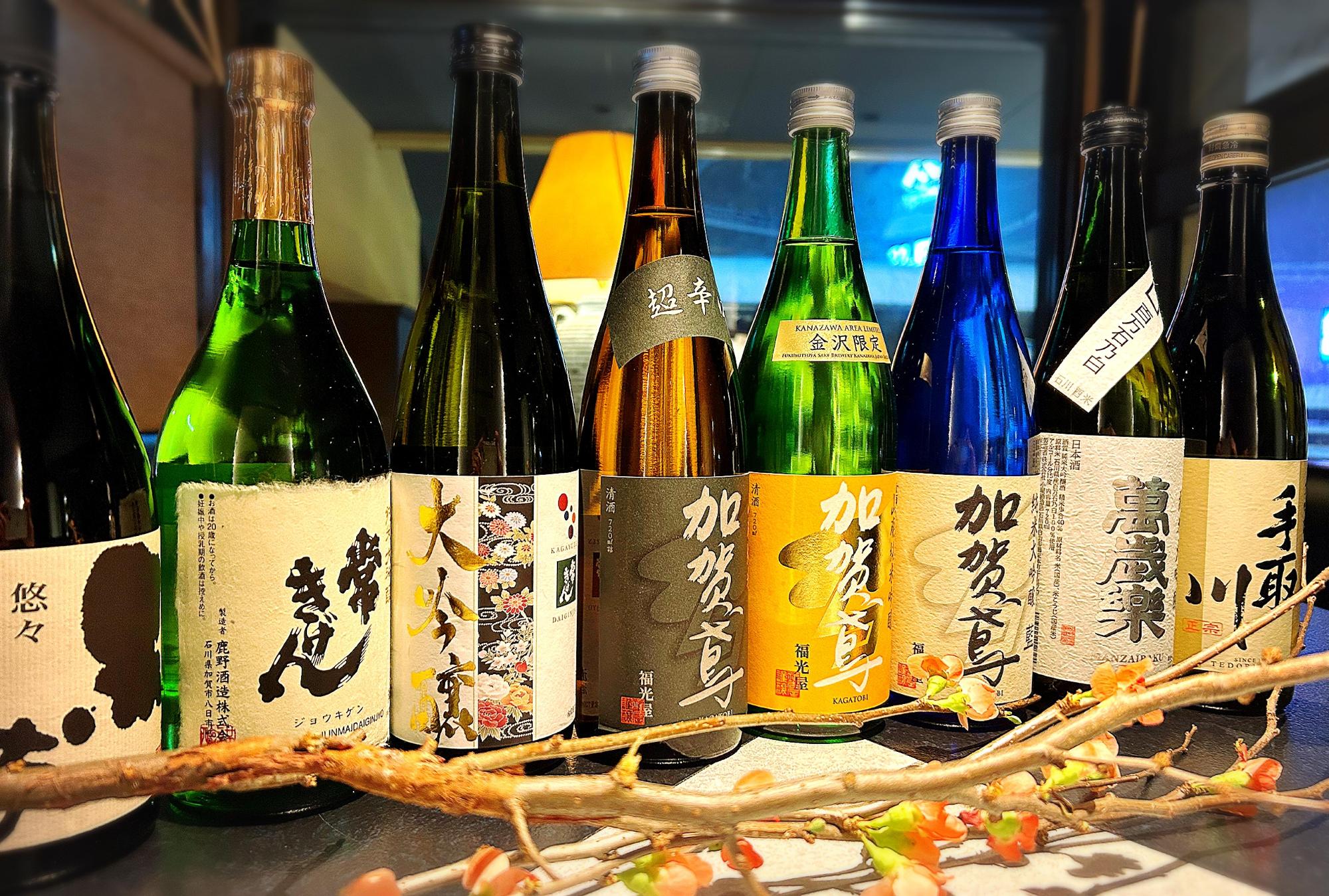 日本酒の一升瓶が7本並んでいる写真
