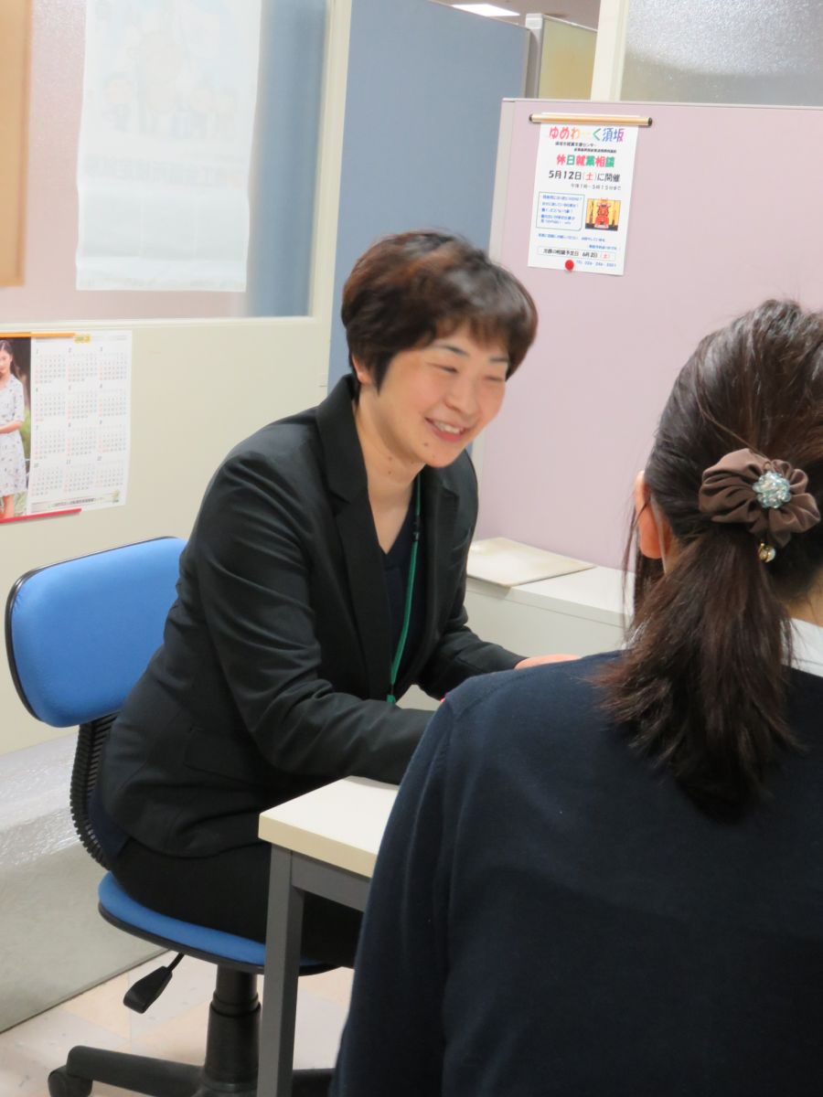 女性の方がゆめわーくで相談をしている様子を写した写真