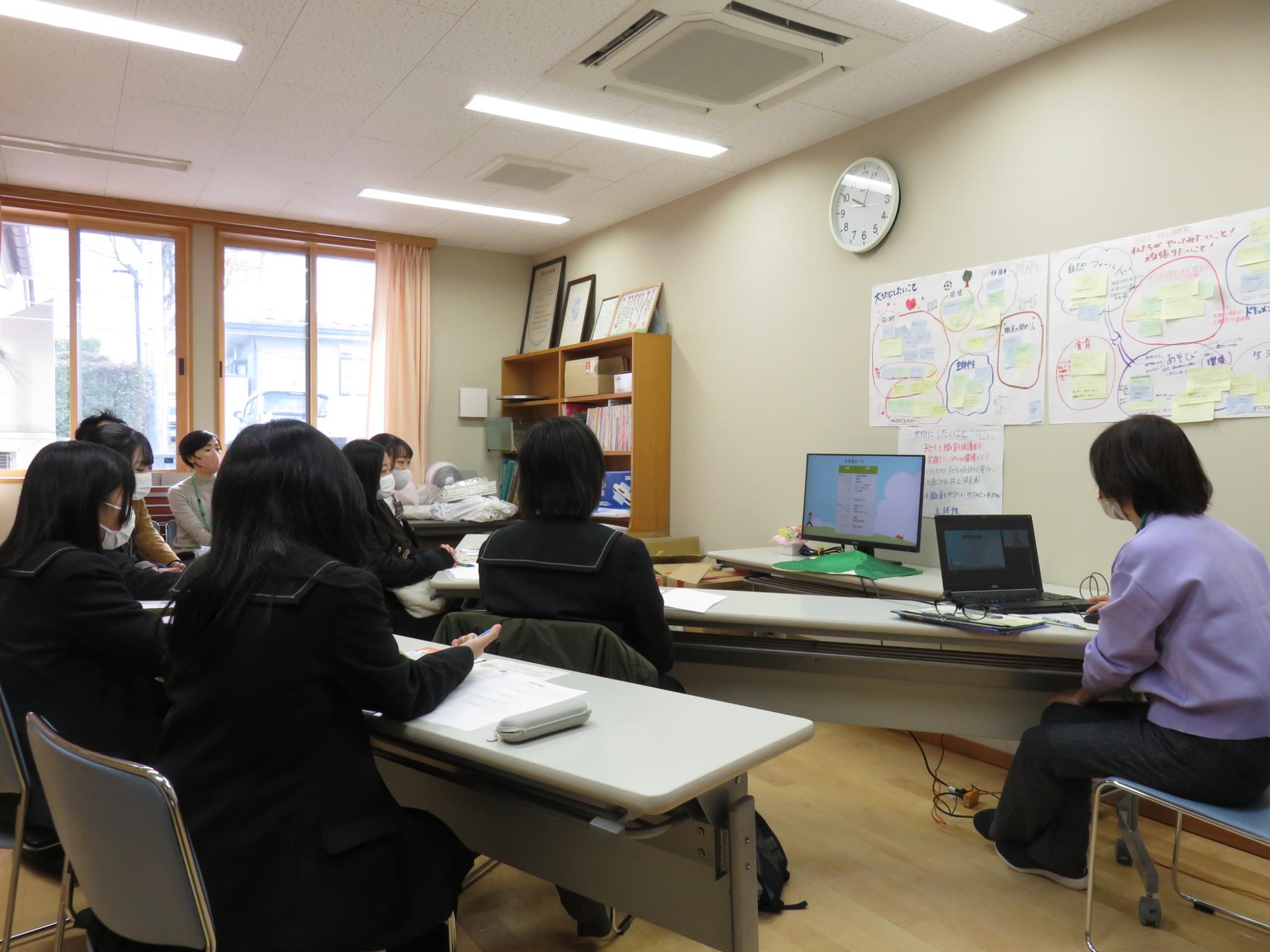 井上保育園で説明を聞く参加者
