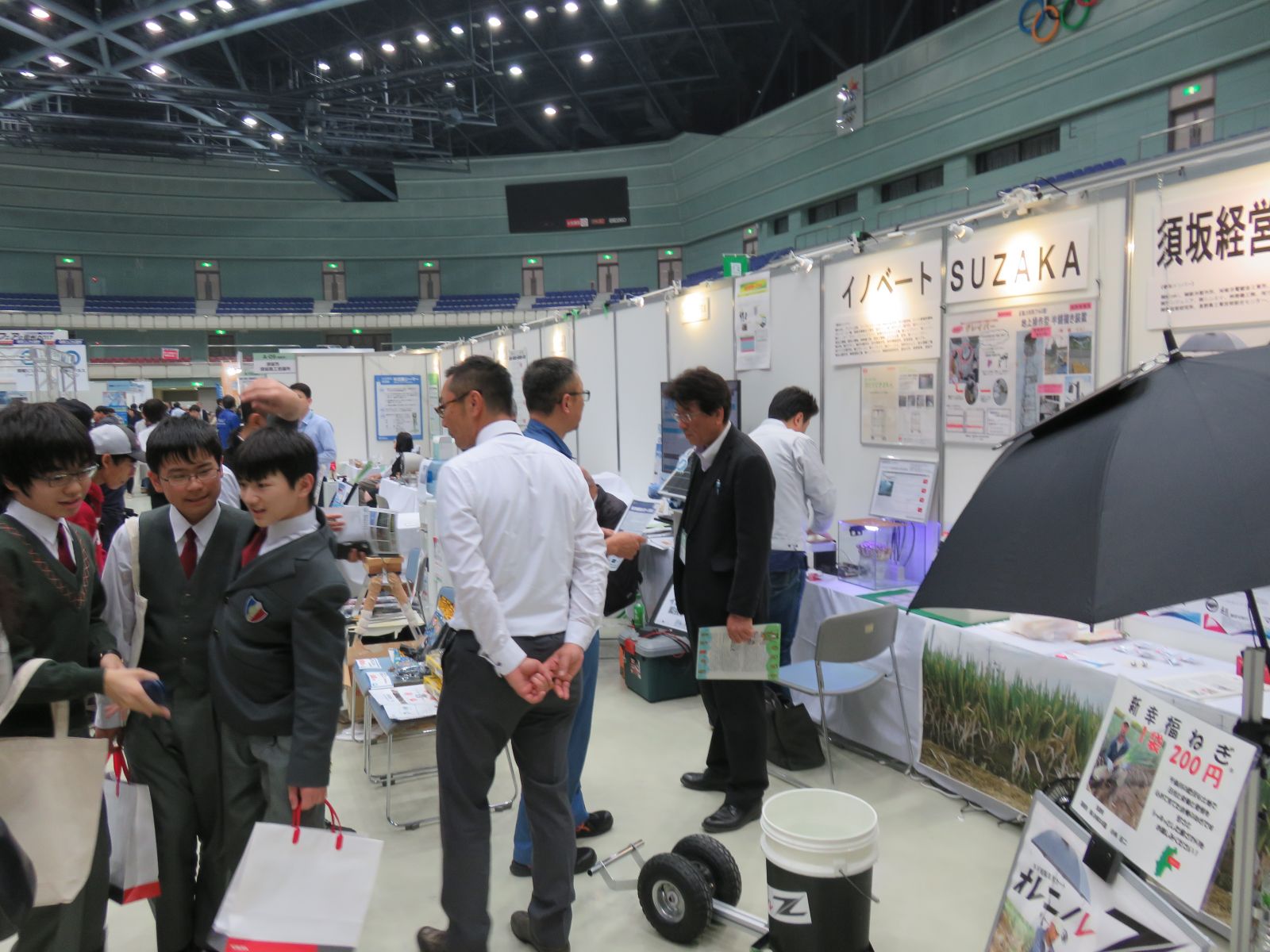 出展ブースにたくさんの人が集まっている様子の写真