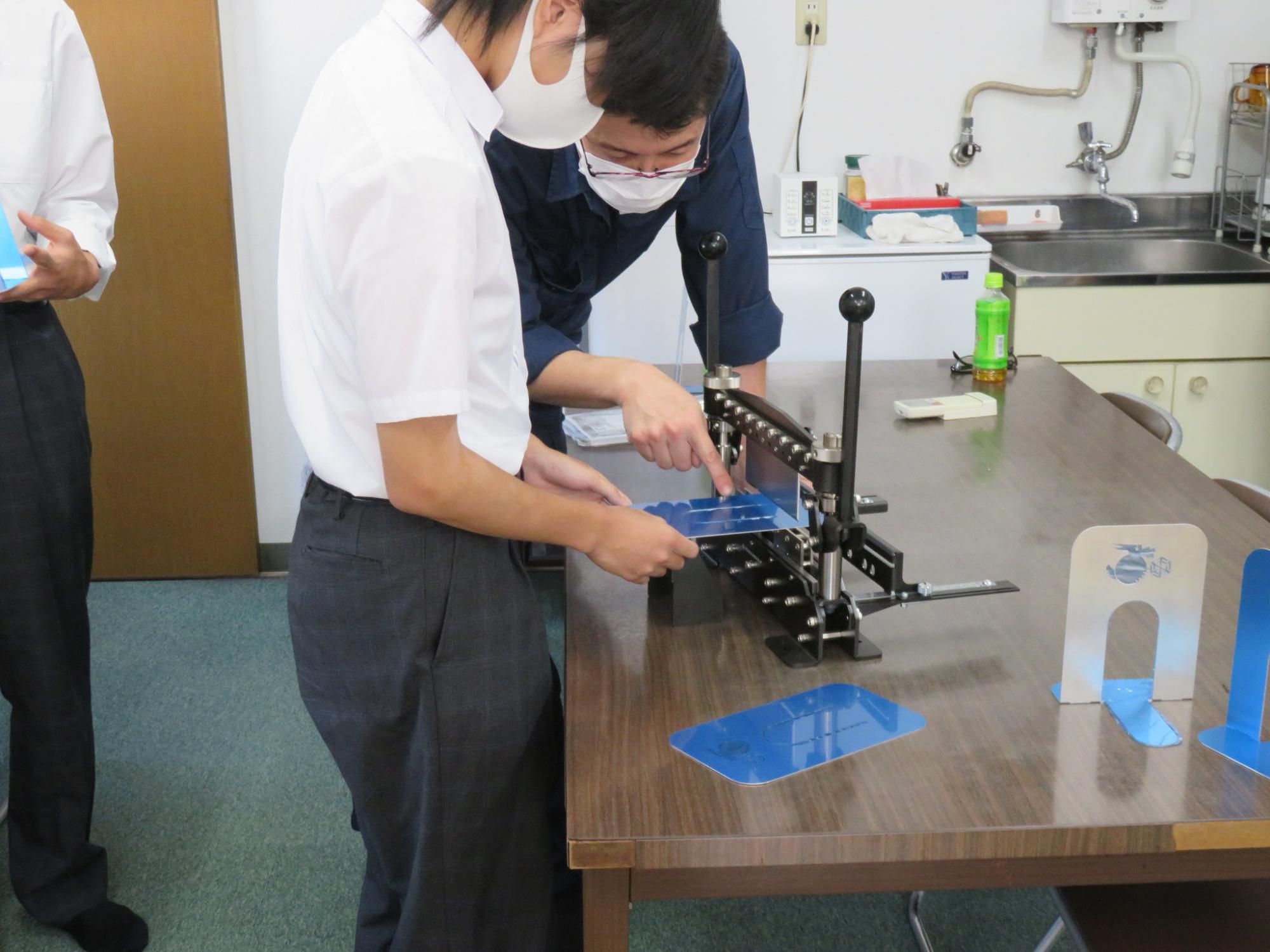 伸商機工株式会社でものづくり体験をする参加者