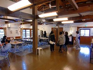 モビール等が展示された室内で来場された方々が話している様子の写真