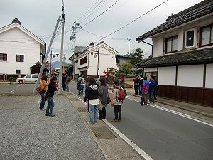 市内の蔵造りの町並みを見て回る大学生たちの写真