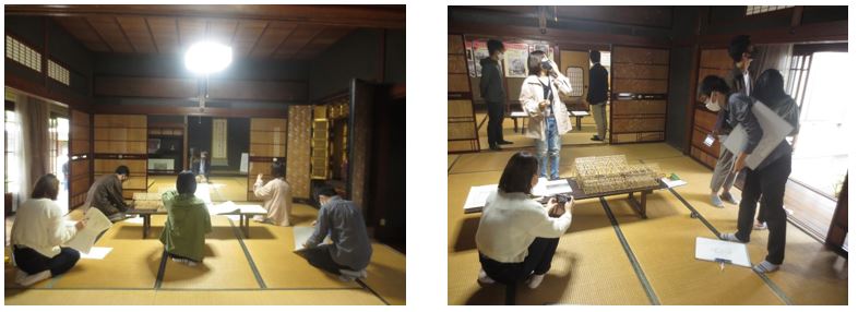左：広い畳の部屋の中央に置かれた長机に資料を置きそれを見る緑の上着を着た女性やその四隅に座り資料を広げている4人の参加者達の写真、右：広い畳上に置かれた長机の上に資料を広げ、写真を撮る女性や縁側の上部分を観察する男性など7人の参加者が授業をしている様子の写真