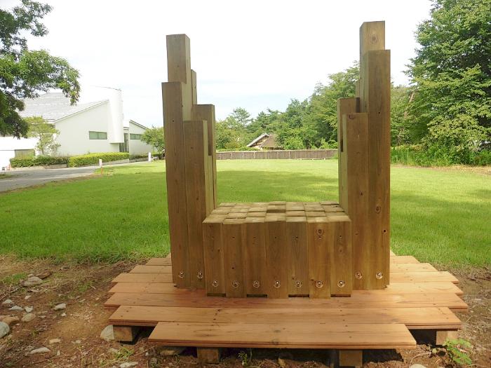 須坂アートパークの、給食センター跡地に作られたベンチ、角材を縦に置き、凸凹の凹のような形をしている。